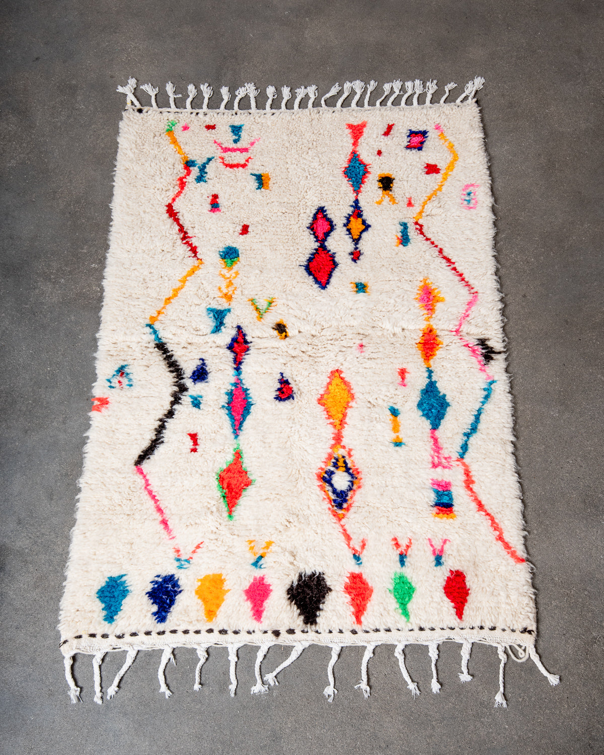 Modern designer handcrafted Berber rug from Morocco. Azilal rug with beautiful colors and patterns. Made of sheep’s wool and colourful cotton.